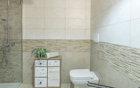 Il Grillo 10: Flooring, Floor, Tile, Plumbing Fixture, Bathroom, Plumbing, Toilet, Tap, Ceramic