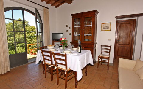 Monterzi 4: Mobilia, Tavolo, Interior Design, Pavimentazione, Cucina & Sala Da Pranzo Tavolo, Sedia, Sala Da Pranzo, Camera, Pavimento, Soffitto