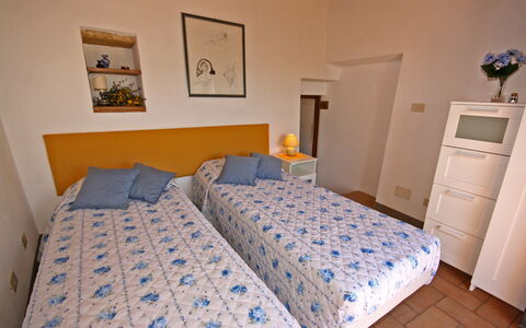 Monterzi 4: Letto, Camera Da Letto, Mobilia, Bedding, Parete, Lenzuolo, Legna, Pavimento, Pavimentazione, Camera