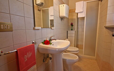 Monterzi 4: Pavimentazione, Pavimento, Lavandino Del Bagno, Idraulico Fixture, Interior Design, Lavello, Bagno, Mobilia, Rubinetto, Idraulico
