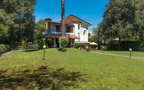 Villa la Meridiana 8+1: House, Residential Area, Home, Shrub, Roof, Land Lot, Lawn, Estate, Garden, Cottage