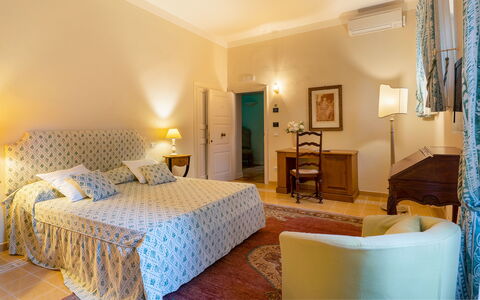 Tenuta di Pratello 24: Mobilia, Interior Design, Pavimentazione, Pavimento, Parete, Camera, Tavolo, Soffitto, Letto, Camera Da Letto