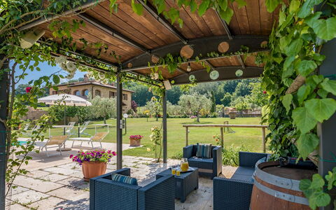 Le Terre di Nunzio 12: Giardino, Shade, Mobilia, Mobili Da Esterno, Struttura Esterna, Backyard, Tavolo Esterno, Landscaping, Cortile