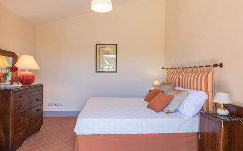 Villa Santa Maria 14: Mobilia, Letto, Interior Design, Camera Da Letto, Pavimentazione, Legna, Lenzuolo, Pavimento, Bedding, Camera