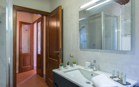 Villa Santa Maria 14: Pavimentazione, Interior Design, Idraulico Fixture, Parete, Pavimento, Legna, Bagno, Lavello, Lavandino Del Bagno, Rubinetto
