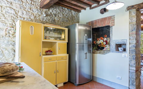 Villa Santa Maria 14: Parete, Interior Design, Cucina, Legna, Elettrodomestico Da Cucina, Apparecchio Major, Pavimentazione, Mobilia, Controsoffitto, Casa