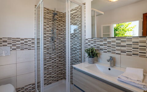 Villa Elena 9+1: Pavimentazione, Interior Design, Idraulico Fixture, Pavimento, Bagno, Lavandino Del Bagno, Idraulico, Lavello, Rubinetto, Piastrella
