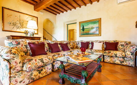 Villa Elisa 16: Mobilia, Interior Design, Divano, Pavimentazione, Pavimento, Camera, Tessile, Soggiorno, Tavolo, Casa