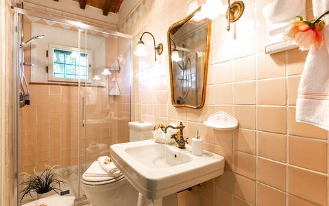 Villa Elisa 16: Bagno, Idraulico Fixture, Lavandino Del Bagno, Interior Design, Lavello, Rubinetto, Pavimentazione, Vasca Da Bagno, Idraulico, Pavimento
