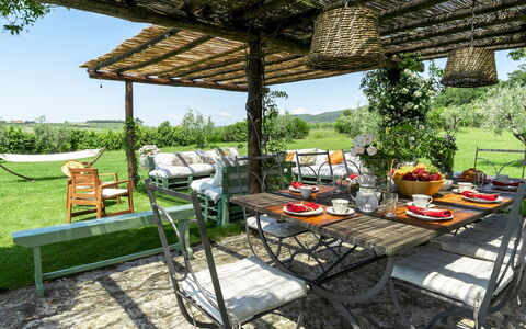 Villa Il Meluccio 12: Mobilia, Mobili Da Esterno, Tavolo, Sedia, Tavolo Esterno, Giardino, Cucina & Sala Da Pranzo Tavolo, Shade, Terrazza