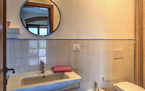 La Casa di Elsa 6: Lavandino Del Bagno, Idraulico Fixture, Bagno, Pavimentazione, Interior Design, Lavello, Pavimento, Rubinetto, Specchio, Idraulico