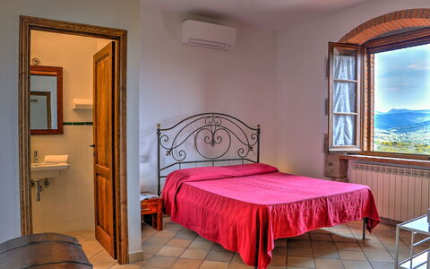 La Casa di Elsa 6: Parete, Casa, Mobilia, Pavimento, Camera Da Letto, Soffitto, Letto, Telaio Del Letto, Lenzuolo, Appartamento