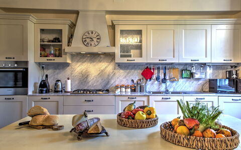 La Martinella 12: Cucina, Controsoffitto, Mobilia, Elettrodomestico Da Cucina, Interior Design, Cabinetry, Apparecchio Major, Pavimentazione, Camera, Illuminazione