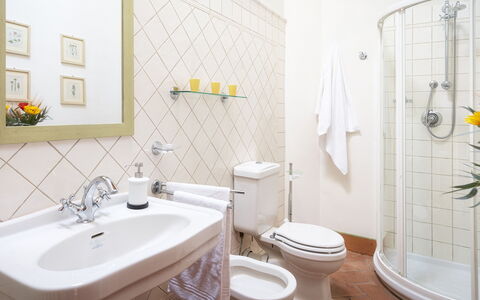 Villa Primo Sole 22: Interior Design, Bathroom, Toilet Seat, Flooring, Plumbing Fixture, Floor, Toilet, Bathroom Sink, Sink, Plumbing