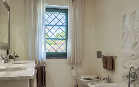 Villa Elsa 6: Idraulico Fixture, Interior Design, Bagno, Casa, Rubinetto, Idraulico, Lavello, Lavandino Del Bagno, Piastrella, Lampada