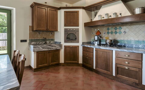 Villa Elsa 6: Cucina, Interior Design, Controsoffitto, Cabinetry, Mobilia, Legna, Pavimentazione, Apparecchio Major, Elettrodomestico Da Cucina, Illuminazione