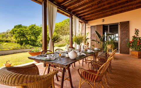 Villa Desiderio 9: Mobilia, Legna, Sedia, Tavolo, Cucina & Sala Da Pranzo Tavolo, Interior Design, Ricorrere, Sala Da Pranzo, Vaso Di Fiori, Pianta Della Casa