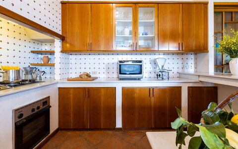 Villa Desiderio 9: Cucina, Controsoffitto, Elettrodomestico Da Cucina, Cabinetry, Interior Design, Apparecchio Major, Pavimentazione, Legna, Mobilia, Illuminazione