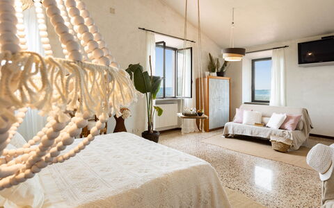 Villa Desiderio 9: Camera Da Letto, Interior Design, Letto, Mobilia, Tessile, Bedding, Illuminazione, Lenzuolo, Biancheria, Pavimentazione