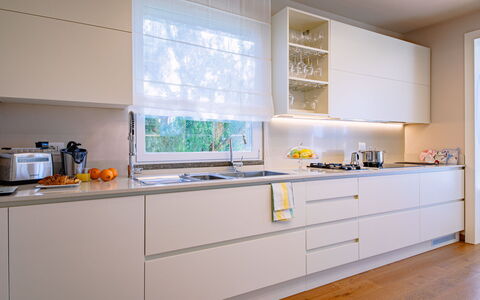La Perla tra Gli Ulivi 12: Kitchen, Interior Design, Countertop, Wood, Cabinetry, Kitchen Appliance, Furniture, Flooring, Home, Lighting