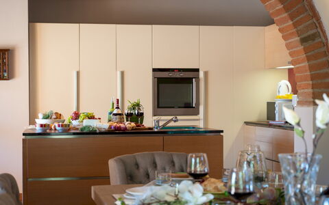 La Villa Nell'Isola Verde 12: Mobilia, Interior Design, Pavimentazione, Legna, Controsoffitto, Cucina, Cabinetry, Soffitto, Elettrodomestico Da Cucina, Tavolo