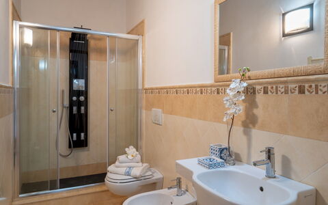 La Villa Nell'Isola Verde 12: Pavimentazione, Idraulico Fixture, Interior Design, Pavimento, Lavello, Bagno, Rubinetto, Lavandino Del Bagno, Idraulico, Camera