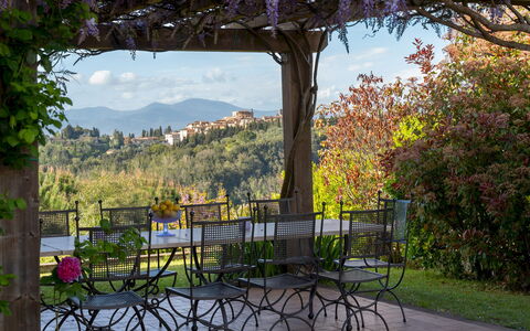La Villa Nell'Isola Verde 12: Mobilia, Mobili Da Esterno, Tavolo, Sedia, Shade, Tavolo Esterno, Giardino, Vaso Di Fiori, Eco Hotel