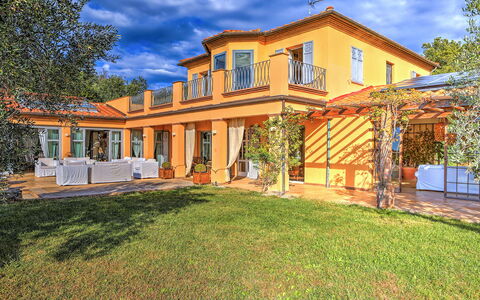 Villa le Cave 12: Blu, Zona Residenziale, Estate, Casa, Piscina, Dimora, Eco Hotel, Hacienda, Villa, Agriturismo
