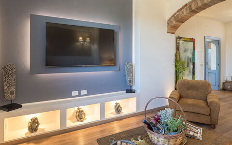 Casale Bella Vita 8+4: Parete, Mobilia, Interior Design, Legna, Pavimentazione, Televisione, Soggiorno, Casa, Pavimento, Set Televisivo