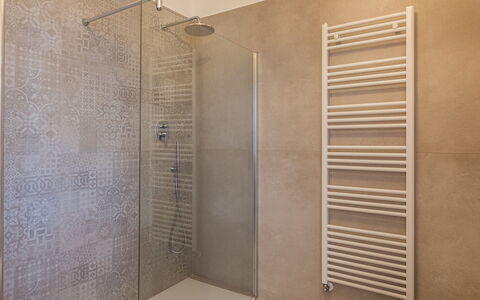 Casale Bella Vita 8+4: Parete, Pavimentazione, Pavimento, Bagno, Idraulico Fixture, Piastrella, Idraulico, Design, Doccia, Soffione Doccia