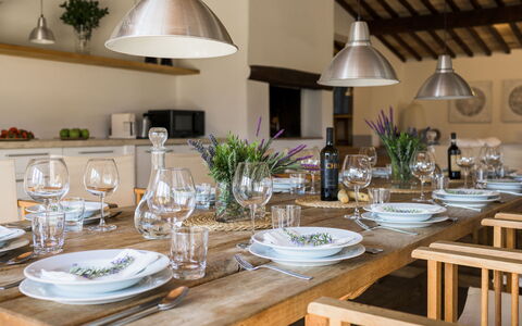 Villa Carmeli 12+2: Mobilia, Interior Design, Tavolo, Tavola, Sala Da Pranzo, Cucina & Sala Da Pranzo Tavolo, Sedia, Camera, Illuminazione, Serveware