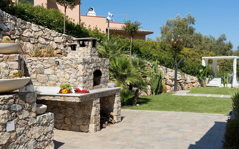Villa Pietro 10: Giardino, Arbusto, Vaso Di Fiori, Landscaping, Flagstone, Shade, Ricorrere, Backyard, Cortile
