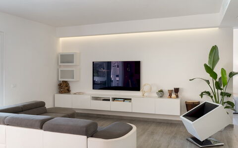 Villa Pietro 10: Mobilia, Interior Design, Parete, Pavimentazione, Legna, Televisione, Soffitto, Soggiorno, Pavimento, Camera