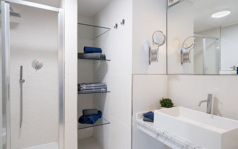 Villa Pietro 10: Bagno, Idraulico Fixture, Interior Design, Pavimentazione, Pavimento, Specchio, Rubinetto, Idraulico, Lavello, Casa