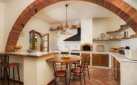 Fonte Pinella 8: Mobilia, Interior Design, Parete, Pavimentazione, Legna, Soffitto, Cucina, Sedia, Tavolo, Pavimento