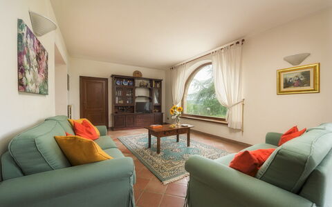 Fonte Pinella 8: Mobilia, Interior Design, Divano, Pavimentazione, Legna, Camera, Pavimento, Soffitto, Tavolo, Soggiorno