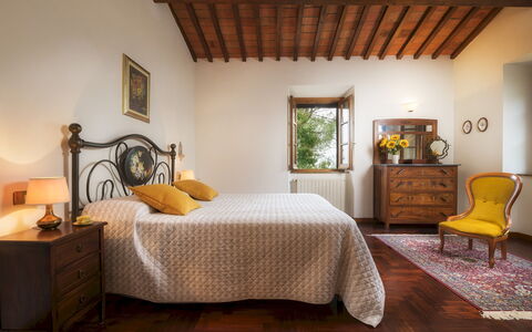 Fonte Pinella 8: Mobilia, Letto, Interior Design, Camera Da Letto, Parete, Bedding, Lenzuolo, Pavimentazione, Legna, Pavimento
