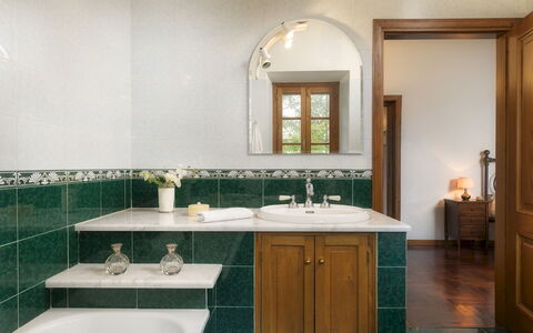 Fonte Pinella 8: Idraulico Fixture, Lavandino Del Bagno, Lavello, Interior Design, Rubinetto, Pavimentazione, Bagno, Controsoffitto, Mobiletto Del Bagno, Idraulico