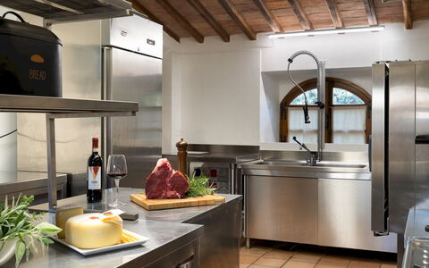 Borgo Gallinaio 32: Kitchen Appliance, Kitchen, Countertop, Interior Design, Home Appliance, Major Appliance, Flooring, Lighting, Ceiling