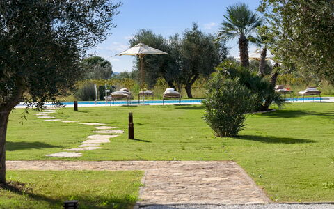 La Buganvilla 14: Albero, Prato, Giardino, Shade, Mobili Da Esterno, Parco, Landscaping, Piscina, Tempo Libero, Cortile