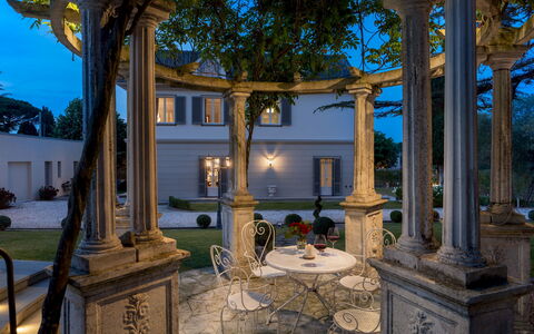 Villa Irma 10: Lighting, Column, Molding, Estate, Mansion, Garden, Light Fixture, Flowerpot, Landscaping, Houseplant