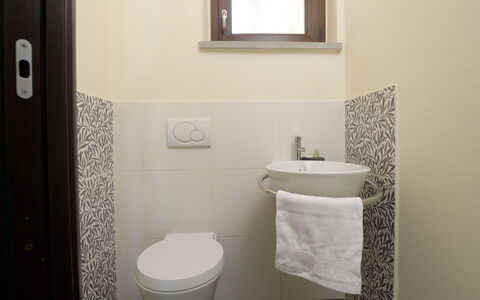 Villa Maggiorana 10: Bagno, Idraulico Fixture, Pavimentazione, Toilet Seat, Pavimento, Gabinetto, Interior Design, Lavandino Del Bagno, Idraulico, Lavello