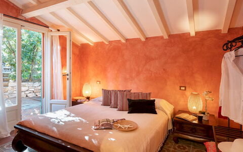Villa Corallina 12: Mobilia, Letto, Interior Design, Camera Da Letto, Parete, Lenzuolo, Legna, Bedding, Pavimentazione, Pavimento