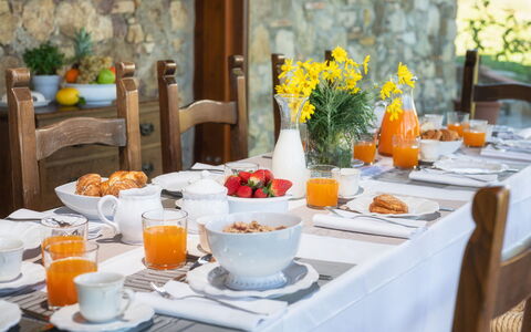 Podere Il Chiesino 8+2: Mobilia, Tavola, Tavolo, Cibo, Serveware, Bicchieri, Dishware, Frutta, Tovaglia, Interior Design