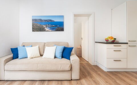 Villa Laconella 8+4: Mobilia, Interior Design, Pavimentazione, Pavimento, Legna, Divano, Appartamento, Camera, Soggiorno, Tavolo