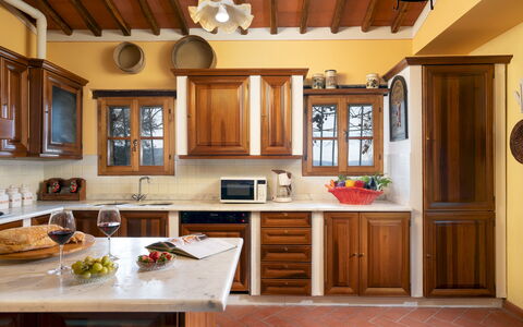 Podere Belvedere 6: Mobilia, Cucina, Cabinetry, Controsoffitto, Interior Design, Legna, Pavimentazione, Elettrodomestico Da Cucina, Credenza, Casa