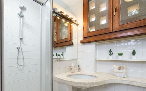 Il Fienile 4: Interior Design, Parete, Idraulico Fixture, Pavimentazione, Bagno, Rubinetto, Lavandino Del Bagno, Pavimento, Idraulico, Lavello