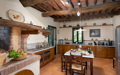 Villa Paesante 8: Furniture, Kitchen, Interior Design, Flooring, Wood, Home, Countertop, Cabinetry, Table, Floor
