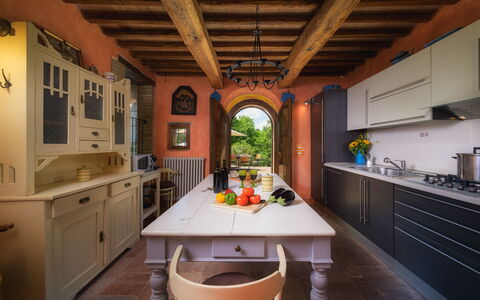 Podere Santa Croce 10: Mobilia, Interior Design, Pavimentazione, Legna, Cucina, Soffitto, Tavolo, Pavimento, Illuminazione, Sedia