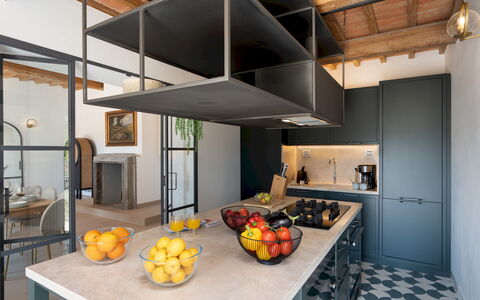 Villa Il Pozzo 14: Mobilia, Interior Design, Cucina, Pavimentazione, Legna, Soffitto, Controsoffitto, Pavimento, Illuminazione, Cabinetry